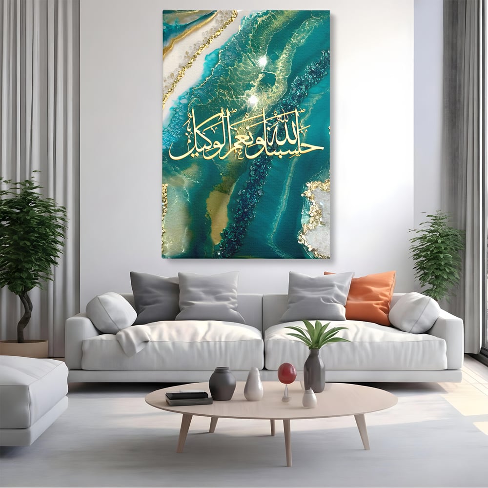 Tablou canvas cu tablou canvas cu scriere araba si rasina, fara rama, pe sasiu de lemn, pe perete intr-un living